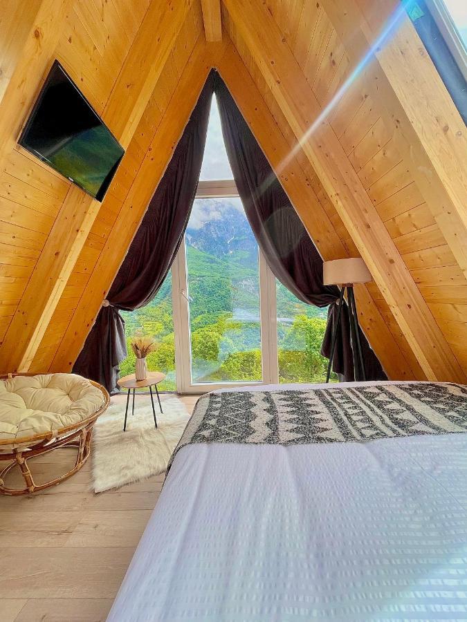 Habitación con cama extragrande y vistas a la montaña